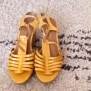 I m selling Franco Sarto sandle wedge